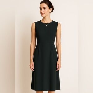 Marc Jacobs NWT Forest Green Midi Dress - Size 10
Minimalist designer capsule